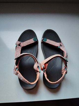 Sandalias Decathlon mujer.