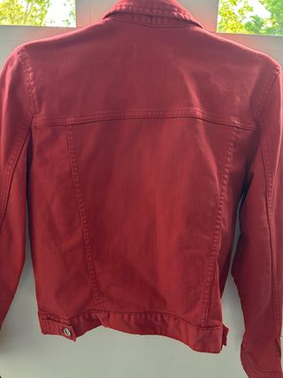 Cazadora vaquera roja