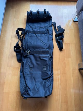 Mochila plegable para transporte de patinete.