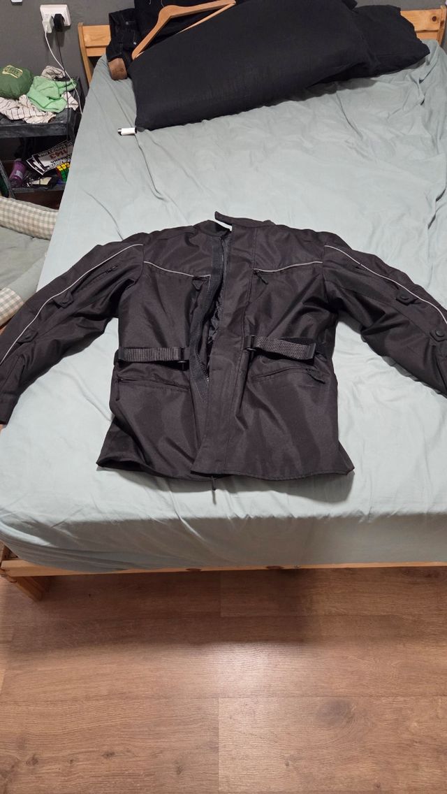 Chaqueta moto negra marca ROYNER