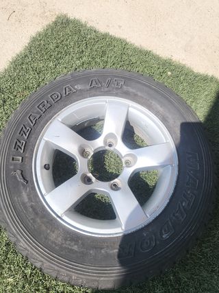 Llanta con neumático en mal estado para Zuzuki 4×4