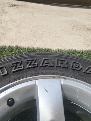 Llanta con neumático en mal estado para Zuzuki 4×4