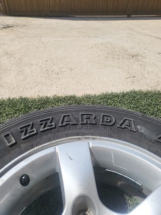 Llanta con neumático en mal estado para Zuzuki 4×4