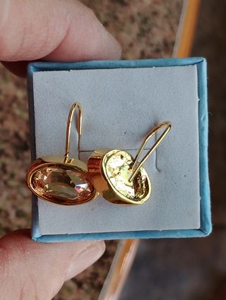 Pendientes dorados con piedras naranja