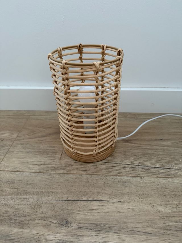 Lámpara mesa mimbre beige