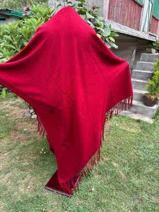 Mantón lana rojo antiguo