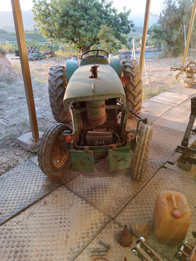 Tractor John Deere antiguo. 2 tractores