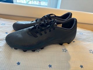 Botas fútbol marca Adidas - 43 1/2 color negro