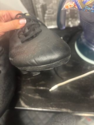 Botas fútbol marca Adidas - 43 1/2 color negro