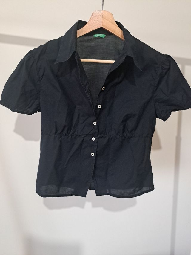 Blusa Benetton preta c/ botões em algodão fino.