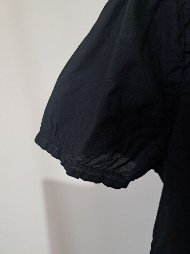 Blusa Benetton preta c/ botões em algodão fino.