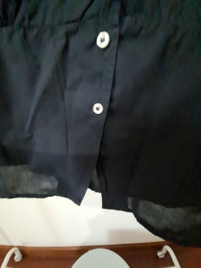 Blusa Benetton preta c/ botões em algodão fino.