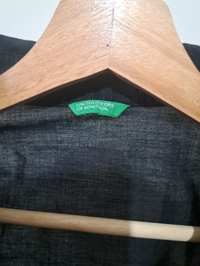 Blusa Benetton preta c/ botões em algodão fino.