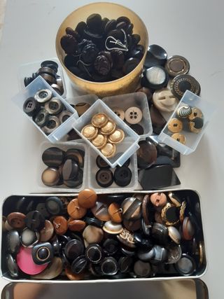 4 Bottoni vintage marroni con dettagli oro