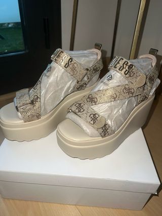 Sandalias cuña Guess beige