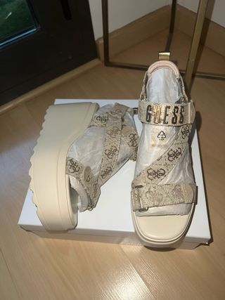 Sandalias cuña Guess beige