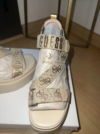 Sandalias cuña Guess beige