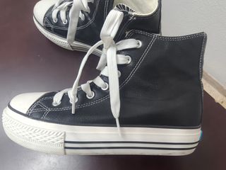 Zapatillas deportivas 
Núm 39
