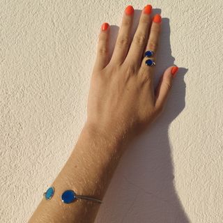 Anillo de 2 bolas resina azul y acero plateado