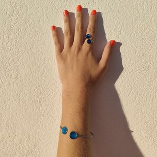 Anillo de 2 bolas resina azul y acero plateado