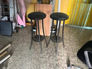2 Taburetes altos hierro negro.