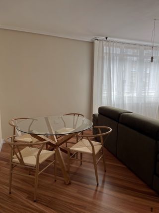 Mesa cristal + 4 sillas mimbre