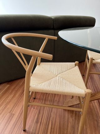 Mesa cristal + 4 sillas mimbre