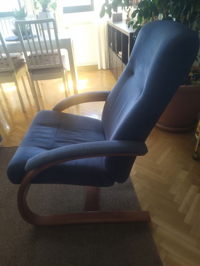 Sillón reclinable azul y madera. 