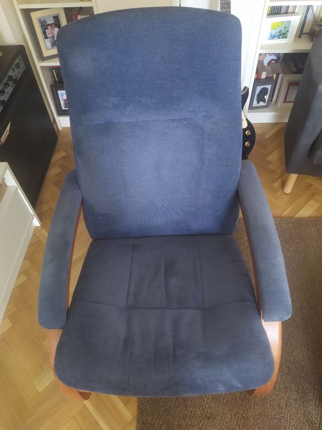 Sillón reclinable azul y madera. 