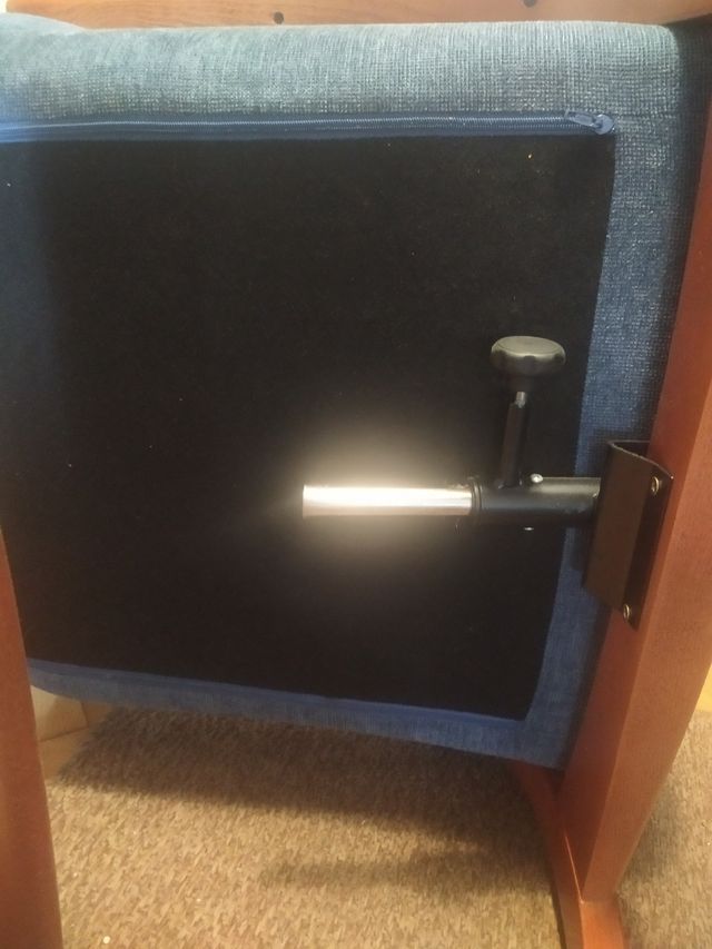 Sillón reclinable azul y madera. 