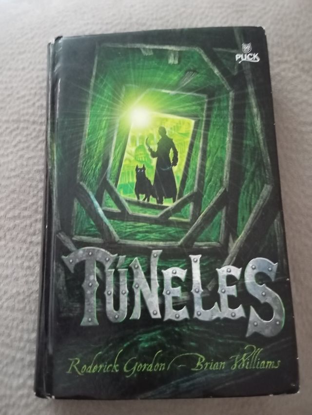 Túneles (Tunnels) (Spanish Edition)