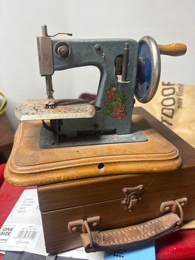 Máquina coser pequeña antigua