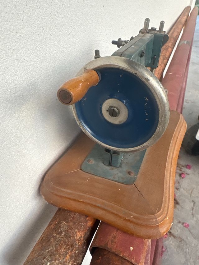 Máquina coser pequeña antigua