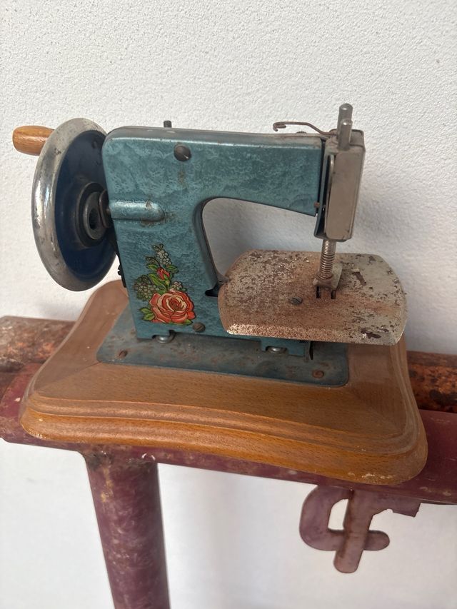 Máquina coser pequeña antigua