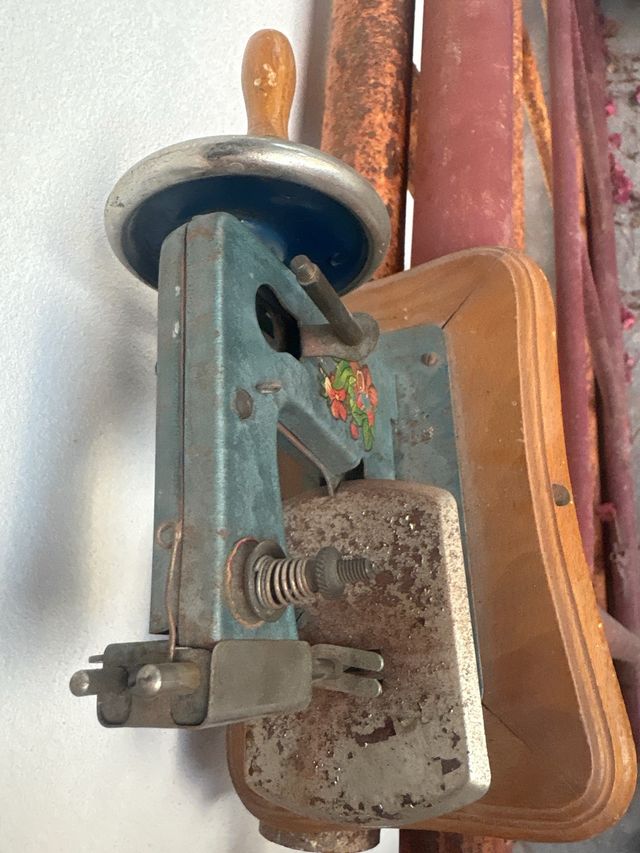 Máquina coser pequeña antigua