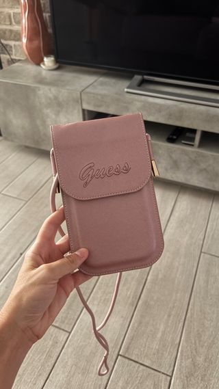 Bolso Guess para móvil color rosa 