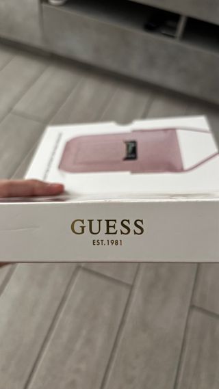 Bolso Guess para móvil color rosa 