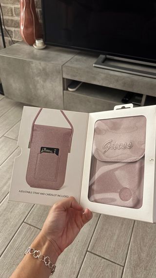 Bolso Guess para móvil color rosa 