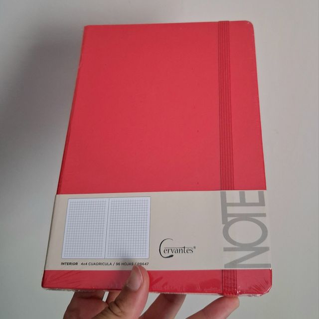 Libreta tapa dura roja cuadriculada 