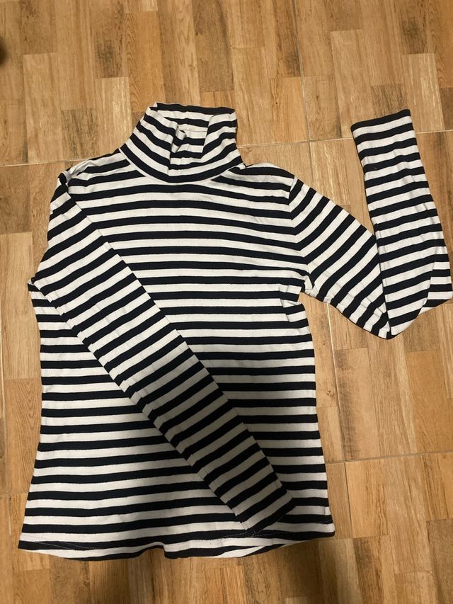 Cuello alto a rayas blanco y negro