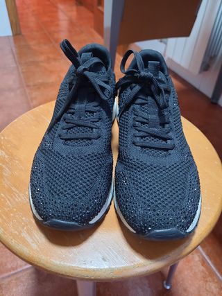 Tenis negros brillantes