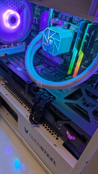 PC Gamer Micro ATX: RX9070, i5-14600KF, 32GB.