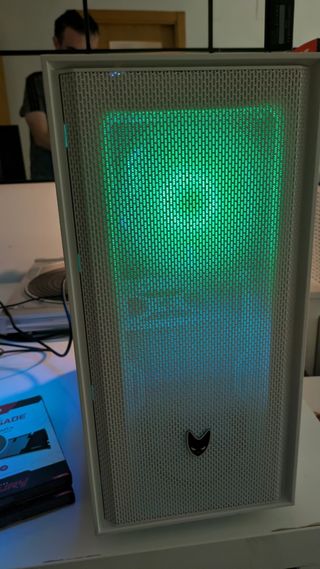 PC Gamer Micro ATX: RX9070, i5-14600KF, 32GB.