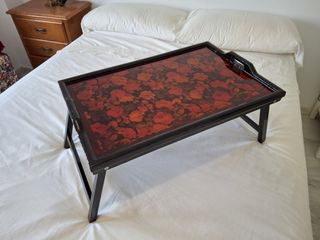 Mesa para cama, de madera lacada