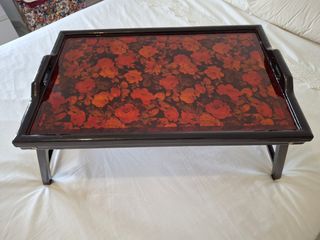 Mesa para cama, de madera lacada