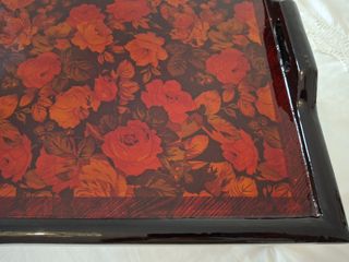 Mesa para cama, de madera lacada
