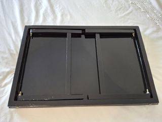 Mesa para cama, de madera lacada