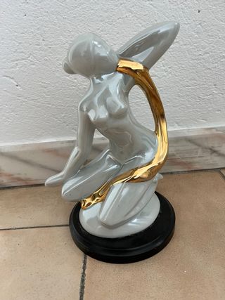 Figura Art Déco porcelana gris dorada