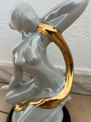 Figura Art Déco porcelana gris dorada