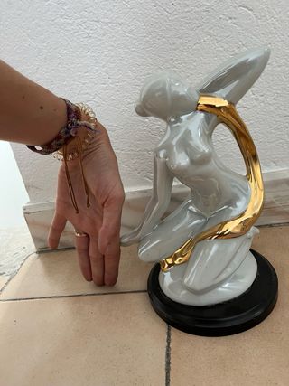 Figura Art Déco porcelana gris dorada